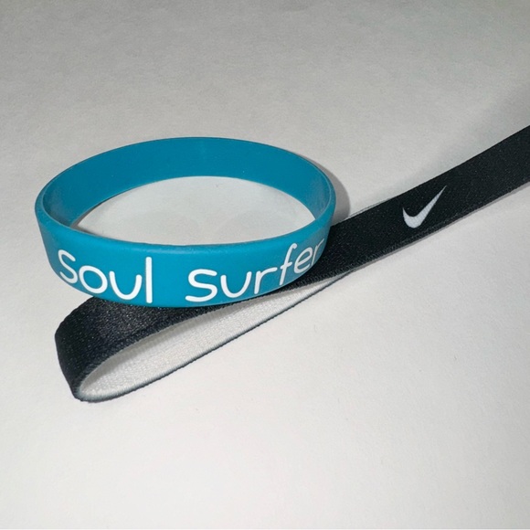 (2) PC BUNDLE NIKE THIN HEADBAND WORKOUT & SOUL SURFER BRACELET - Picture 1 of 5